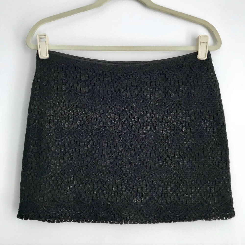 EXPRESS Mini skirt in black w. lace overlay